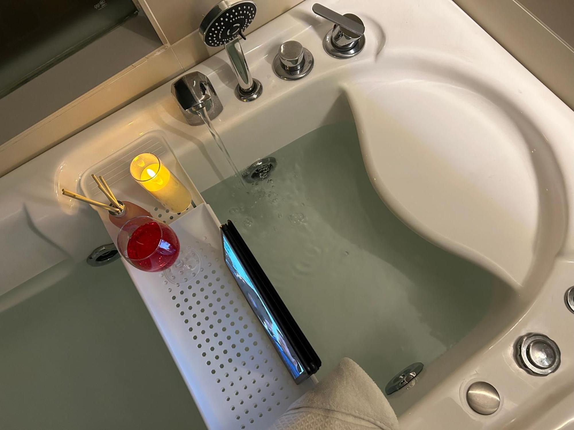 Relaxing Muji Retreat With Jacuzzi, Retro Games, Mrt *